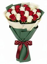 Букет Микс из красных и белых роз в Токарёвке