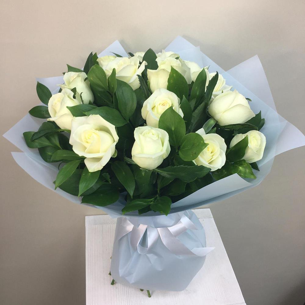 Букет 15 Белых роз Проуд в Токарёвке