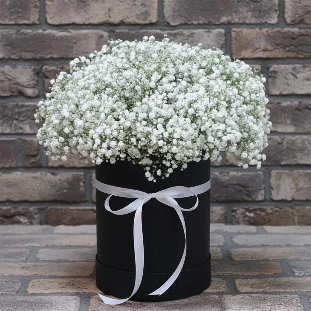 Цветочная композиция из Гипсофила в шляпной коробке в Токарёвке