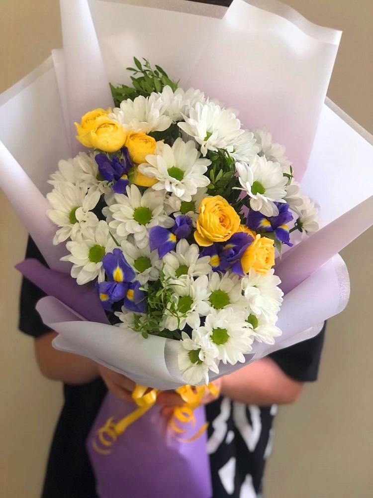 Букет цветов из: Ирисы, Хризантемы и Розы в Токарёвке
