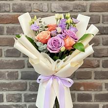 Букет цветов из:  Лизиантусы и Розы в Токарёвке