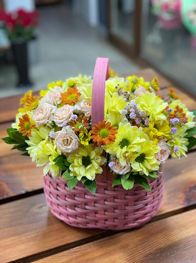 Цветочная композиция из Хризантемы и Розы в корзине в Токарёвке