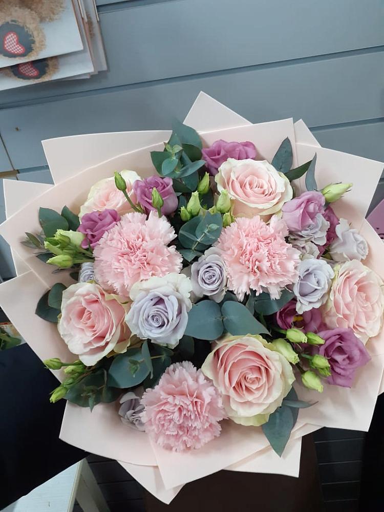 Букет цветов из: Розы, Гвоздики и Лизиантусы в Токарёвке